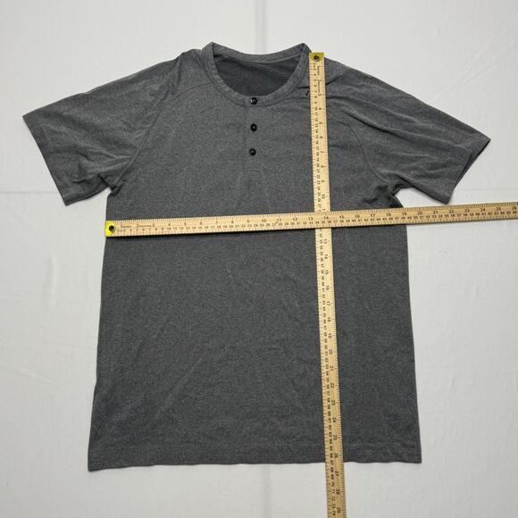 Lululemon Gray Henley Short Sleeve Performance Tee Men’s Size Large - Picture 8 of 8